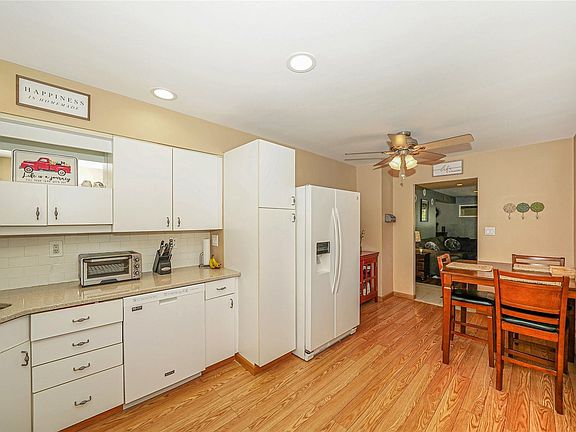 5th image of 223 Stuyvesant Dr