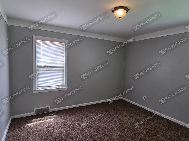 20252 Roscommon St — Photo 15