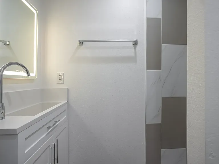 1814 W 36th St #101 — Photo 13