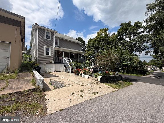 3rd image of 622 W 8th St