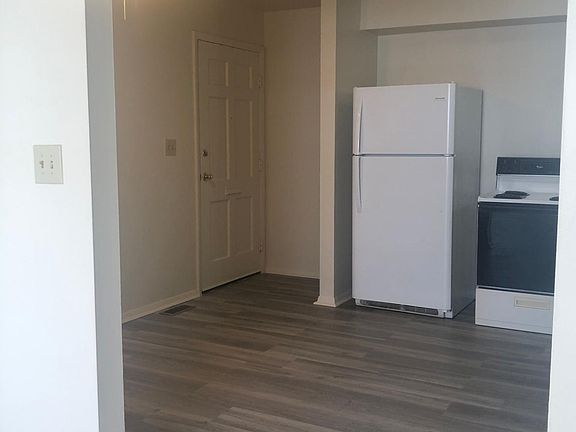 2nd image of 1130 Bishop Dr #E
