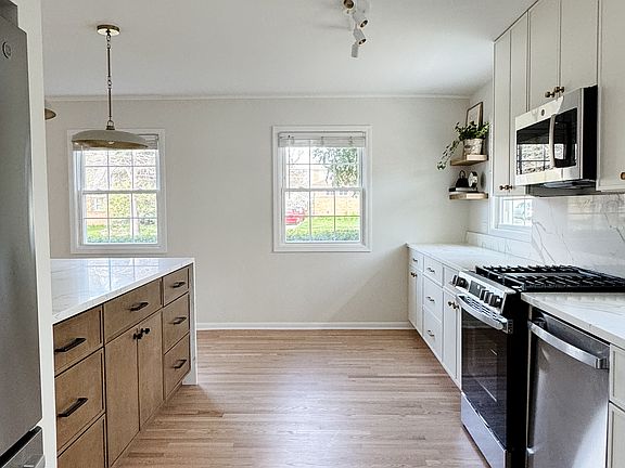5th image of 805 E Oakton St