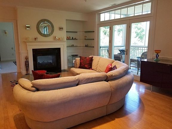 2nd image of 10 Northwood Dr Unit 303