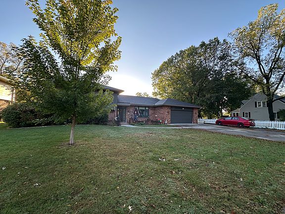 2nd image of 306 N Kenwood Blvd