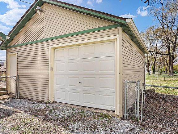 2nd image of 28 Weinel Ct
