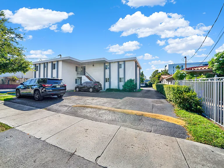 2726 SW 21st St #101 — Photo 11