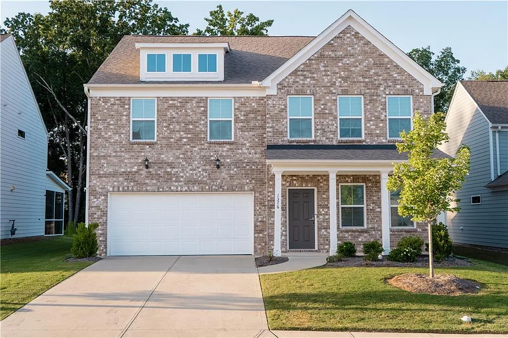 5 bed, 2.5 bath, 2740 sqft, $3,100 — Photo 3