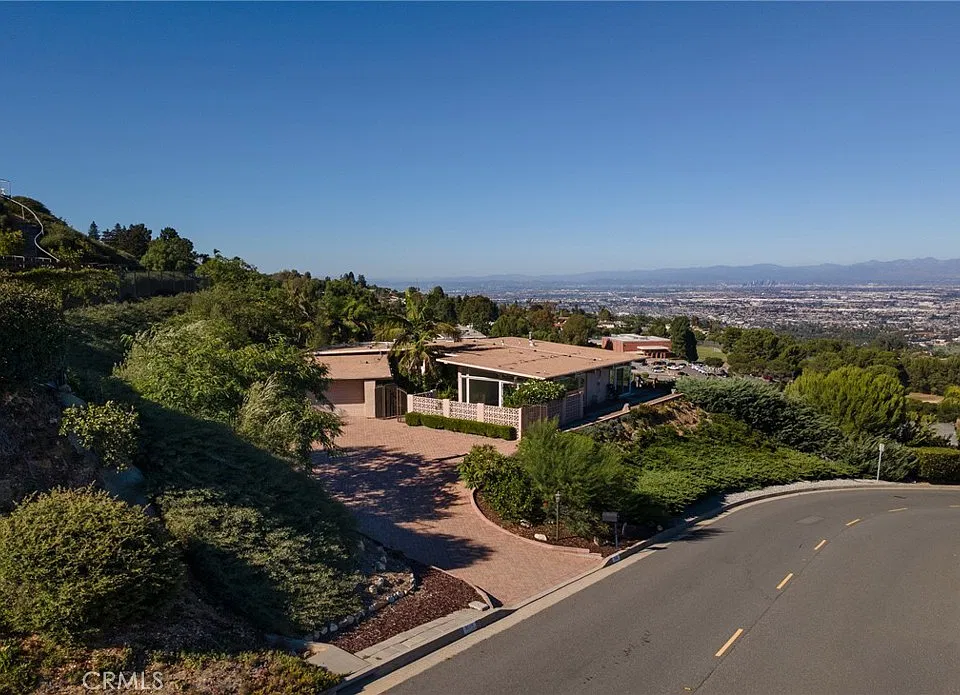 3045 Crownview Dr