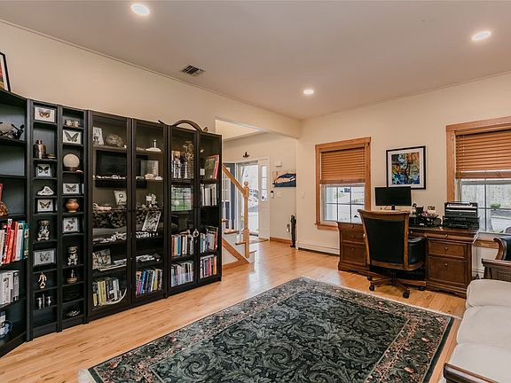 5th image of 25 Munroe Ave