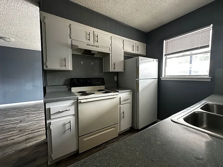 1302 Harris Apartments — Photo 4