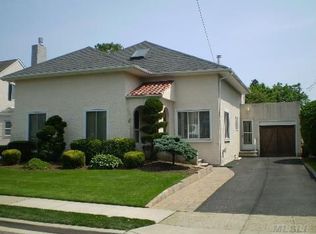 4 Granada Pl, Massapequa, NY 11758