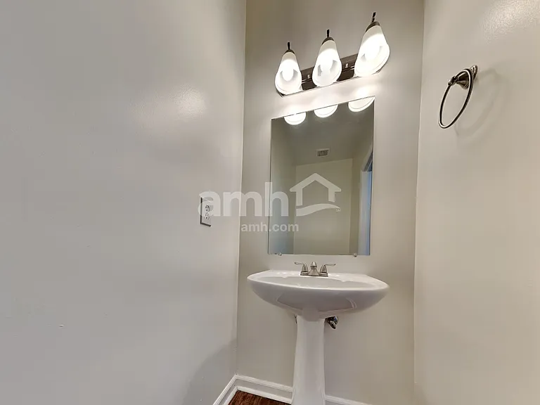 1502 Halifax Dr — Photo 9
