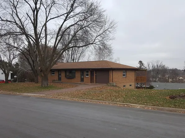 2386 Maplewood Dr, Dubuque, IA 52002