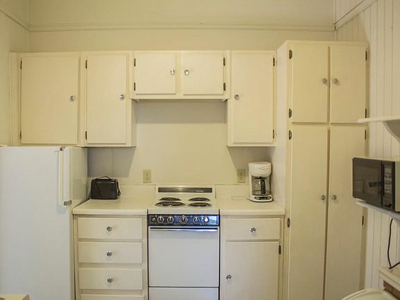 2nd image of 208 NE 58th St
