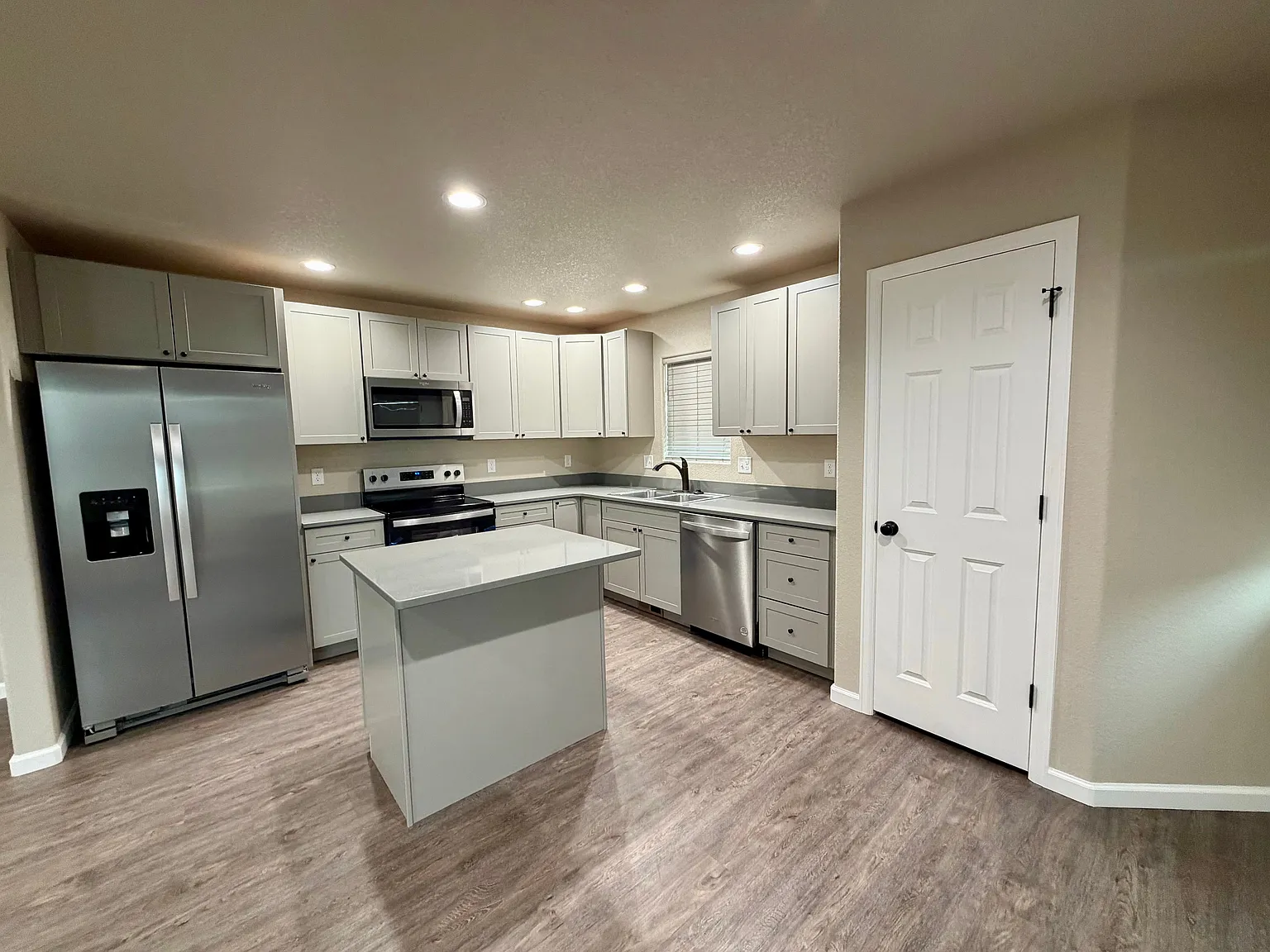 3 bed, 2.0 bath, 1507 sqft, $2,450 — Photo 4