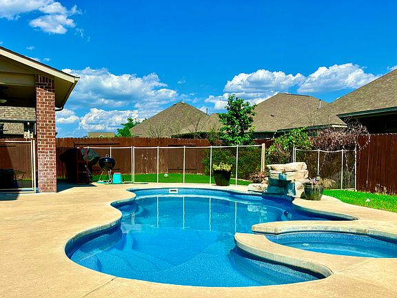 View of the swimming pool from another angle. In addition to a heated pool, you also have the jacuzzi that can be enjoyed all year round.