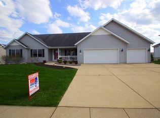 806 Bluff Ln, Le Claire, IA 52753