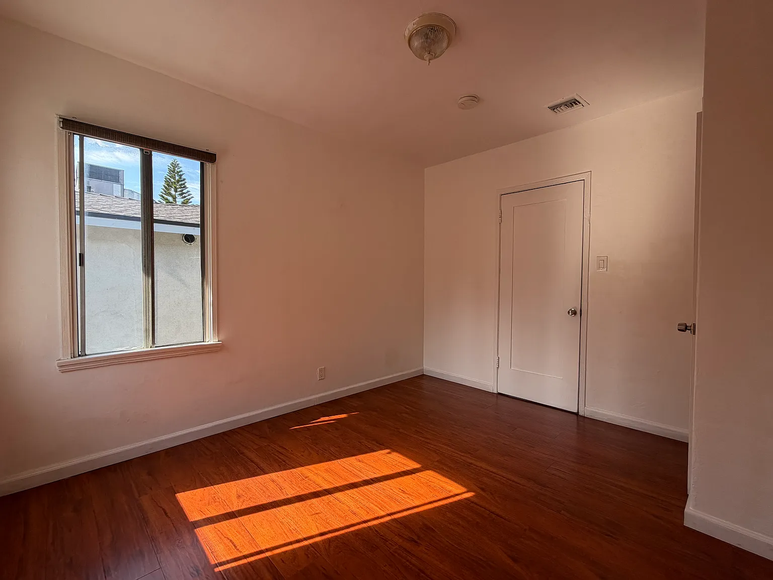 2 bed, 891 sqft, $2,400 — Photo 3