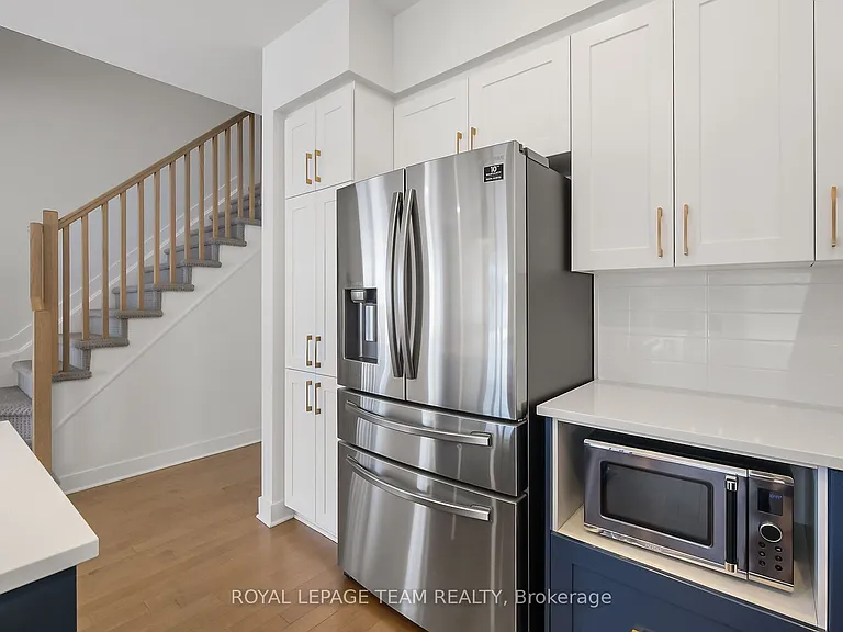 799 Cairn Cres — Photo 26