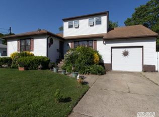 468 S 16th St, Lindenhurst, NY 11757