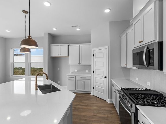 5th image of 1005 Inez Dr