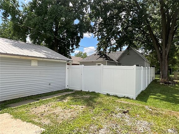 5th image of 205 S 3rd St