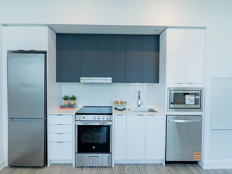 5105 Hurontario St #Penthouse 6 — Photo 9