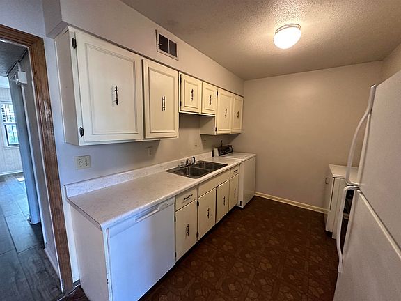 2nd image of 563 Sabine St #563