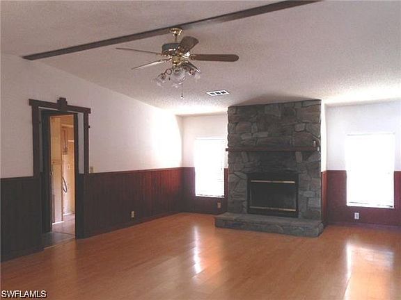 3rd image of 4982 Dean St