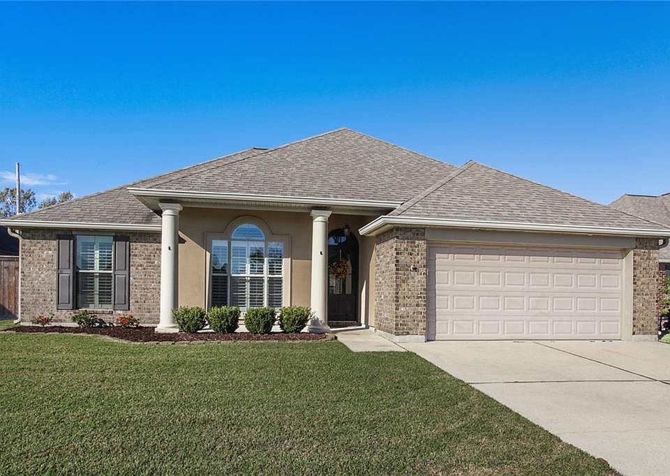 1st image of 215 W Pin Oak Dr