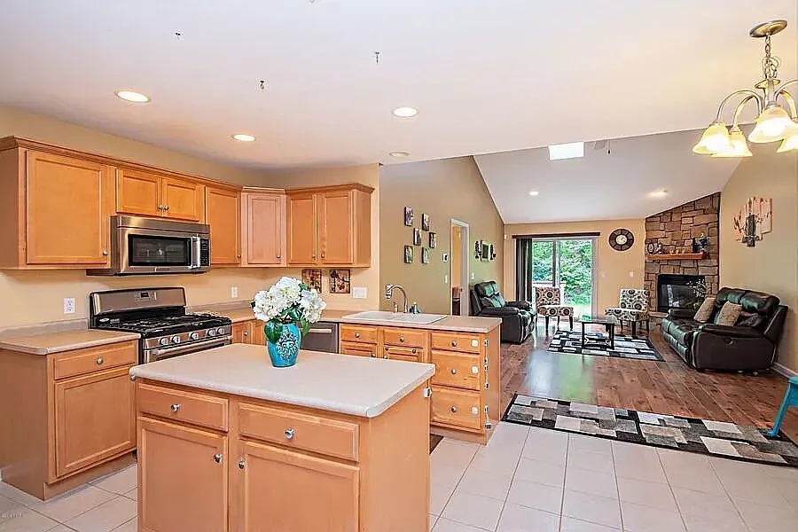 5 bed, 2800 sqft, $2,450 — Photo 4
