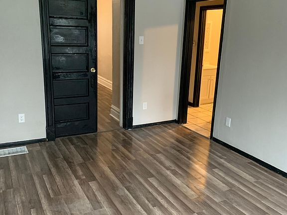 3rd image of 3804 Fairview Ave