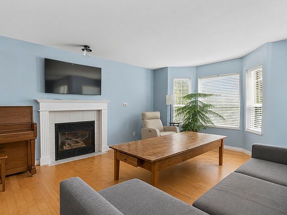 2nd image of 1827 Mamquam Rd