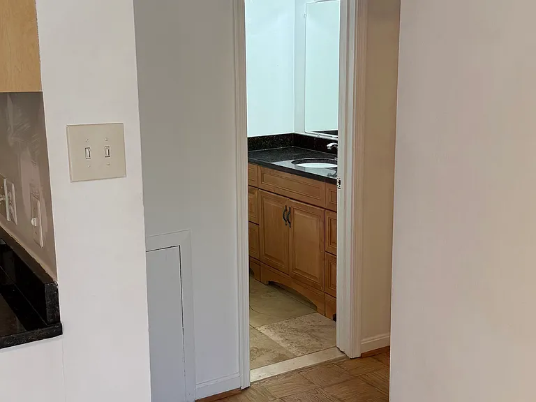 2911 Charing Cross Rd — Photo 12