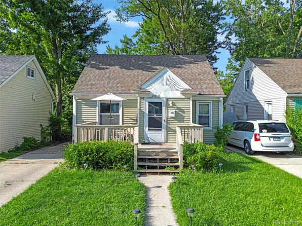 20913 Ridgemont Rd, Harper Woods, MI 48225