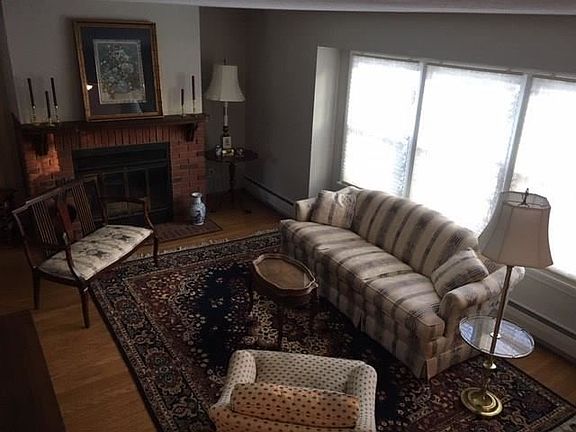 3rd image of 40 Brentwood Ln