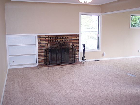 living room with cove ceilings and fireplce