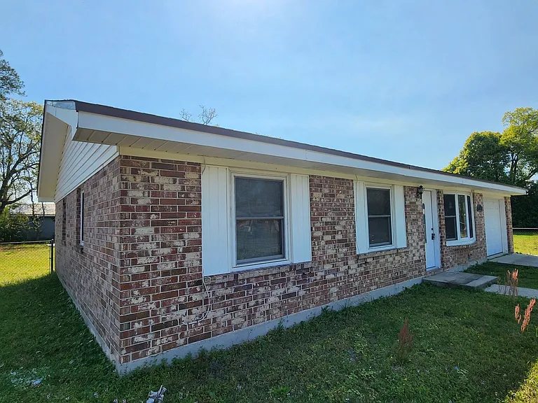 1804 Arthur Ave — Photo 2
