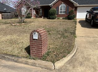 302 Red Oak Ln, Palestine, TX 75801