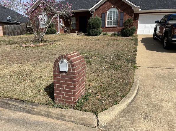 302 Red Oak Ln, Palestine, TX 75801