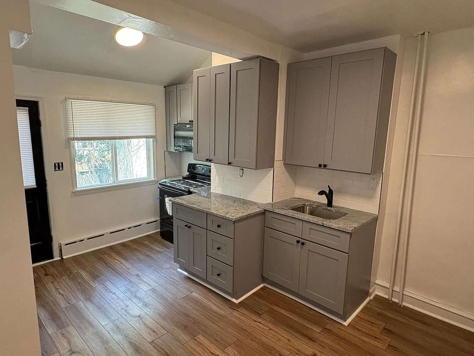 2 bed, 910 sqft, $1,400 — Photo 2