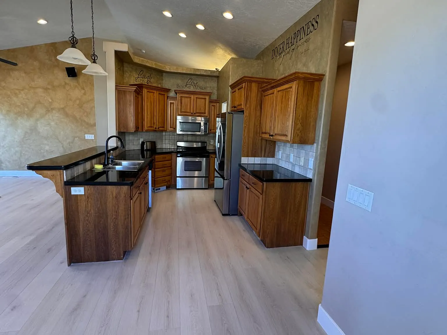 3 bed, 1500 sqft, $1,900 — Photo 1