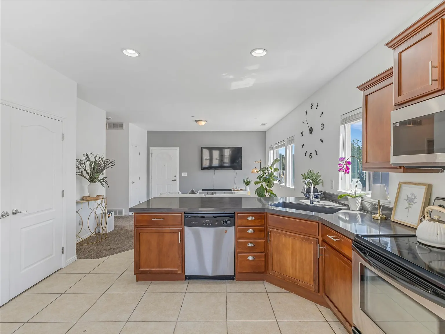 114 E Bella Monte Dr — Photo 2