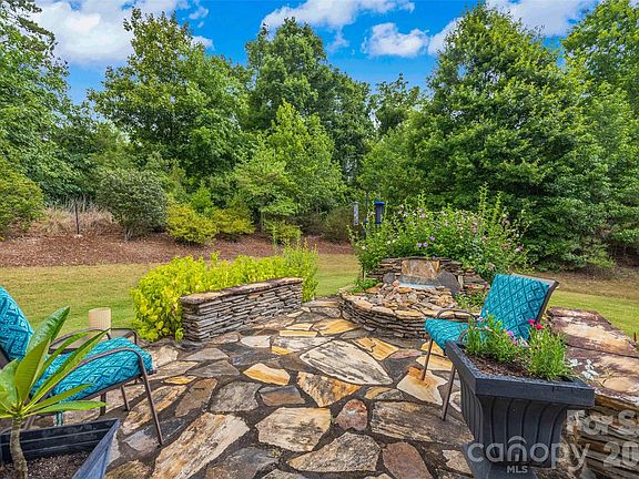 2nd image of 1044 Orchid Ln