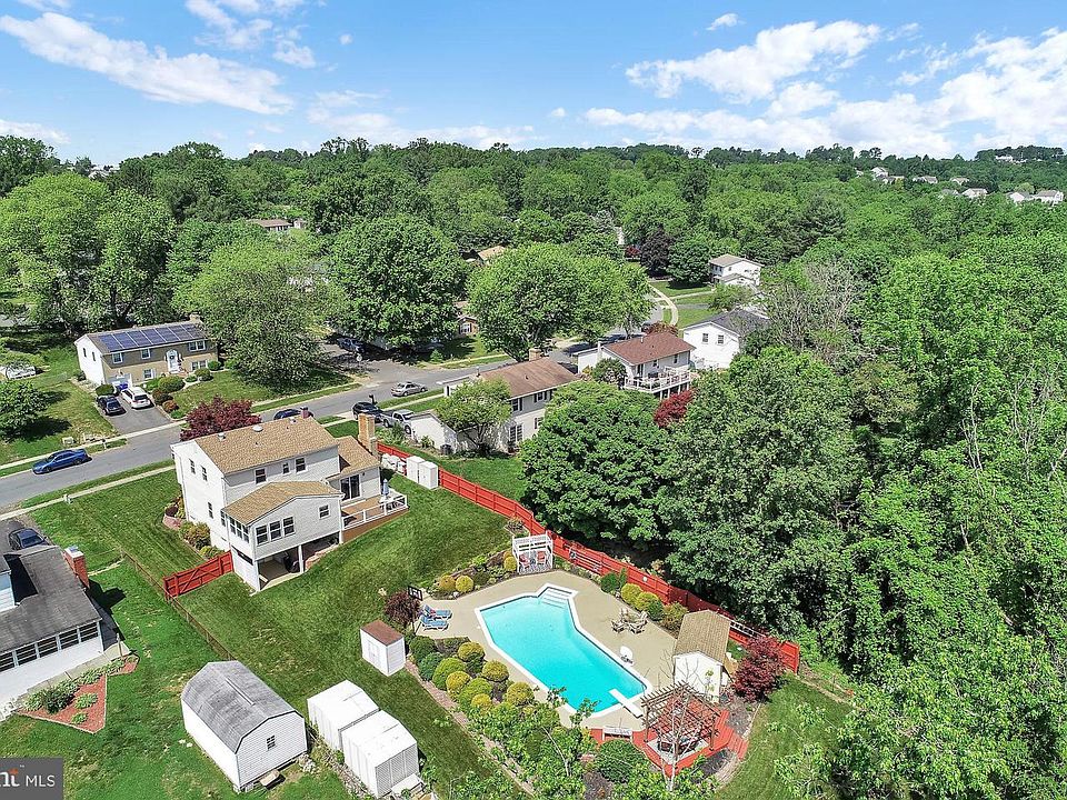 1st image of 810 Yvette Dr