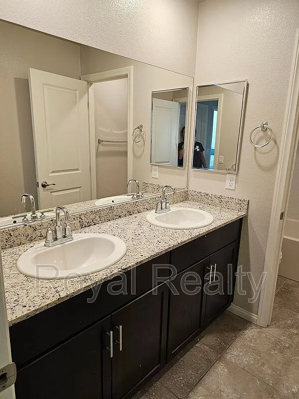 1 bed, 1.0 bath, $700 — Photo 4