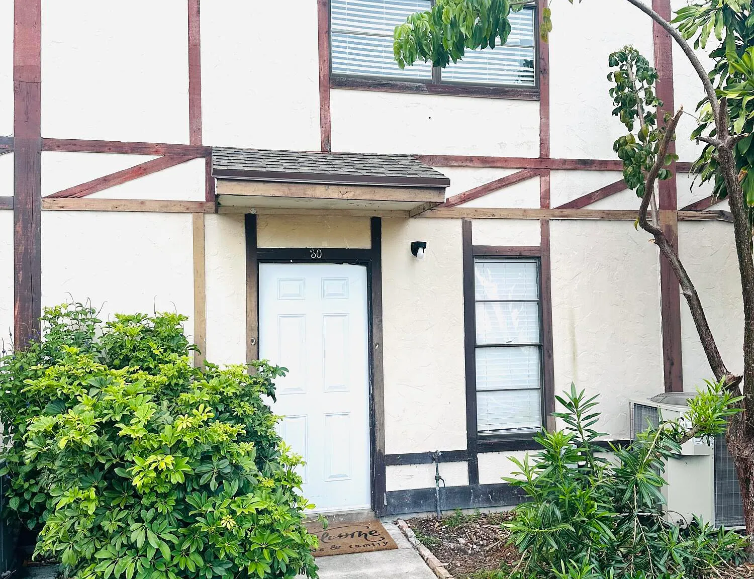 2 bed, 1.5 bath, 963 sqft, $1,900 — Photo 2