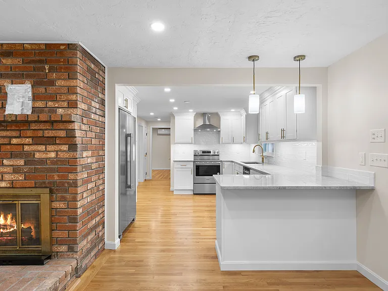 New Kitchen With Eat-In