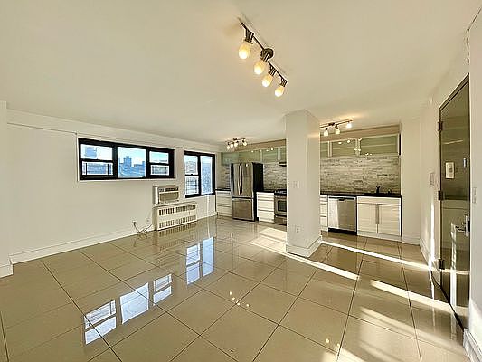 5th image of 239 E 116th St APT 3