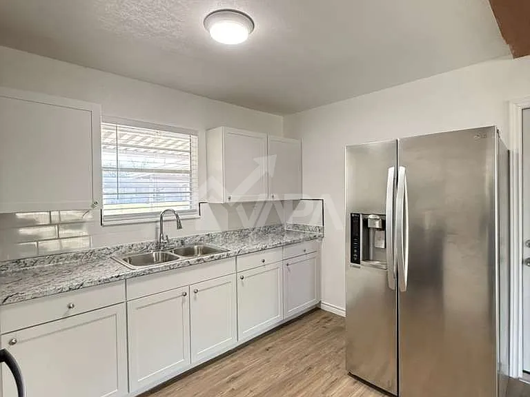 317 E Lindbergh Blvd — Photo 4